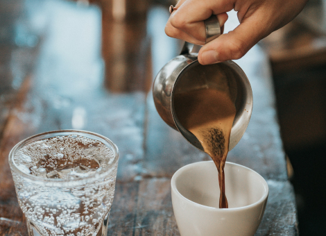 コーヒーをマグカップに注ぐイメージ