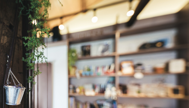 店内を柱付近からぼかして撮影した写真