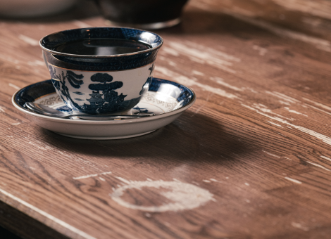 コーヒーが入った青い模様入り磁器のコーヒーカップ